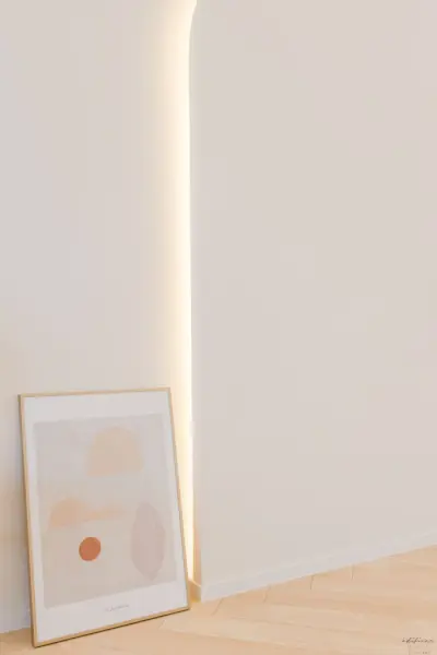 아치 간접조명이 돋보이는 미니멀 오피스 코너